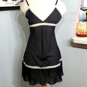 Lilly og France, slip looks vintage. Black with white lace pleated bottom Size S